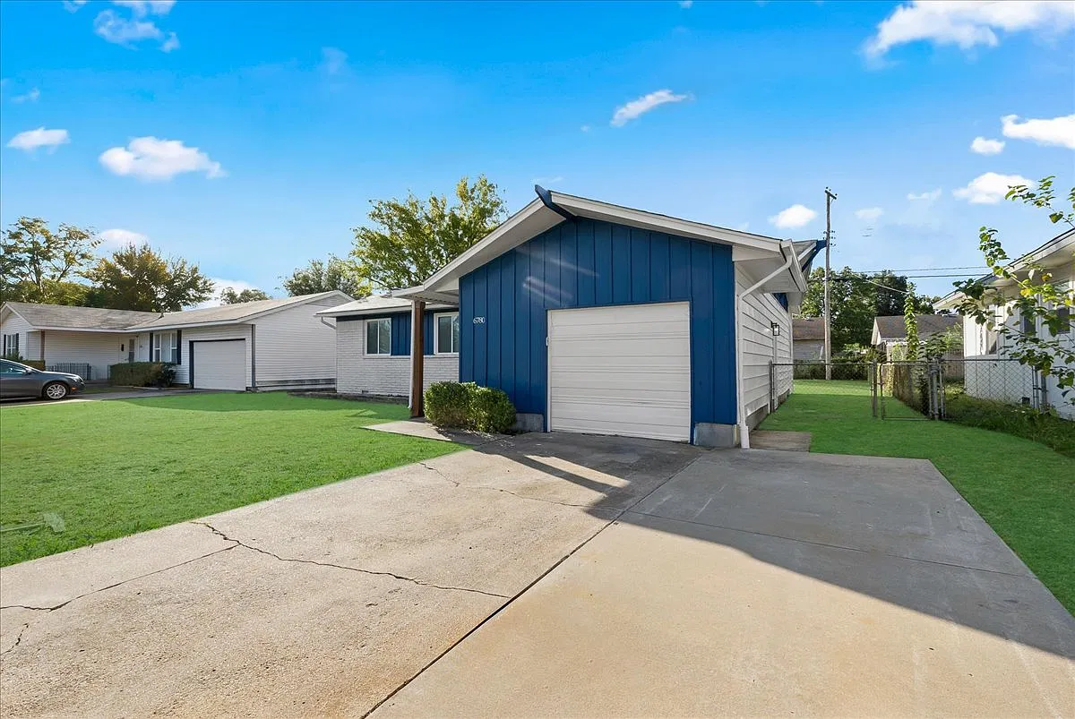 3 bed, 1.0 bath, 920 sqft, $1,395 — Photo 3