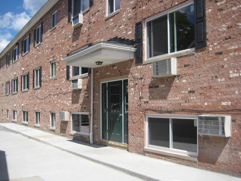 Riverside Court Apartments