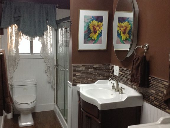 Main bath, tile walkin showe