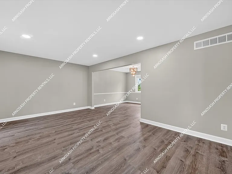 27345 Harvard Rd — Photo 9