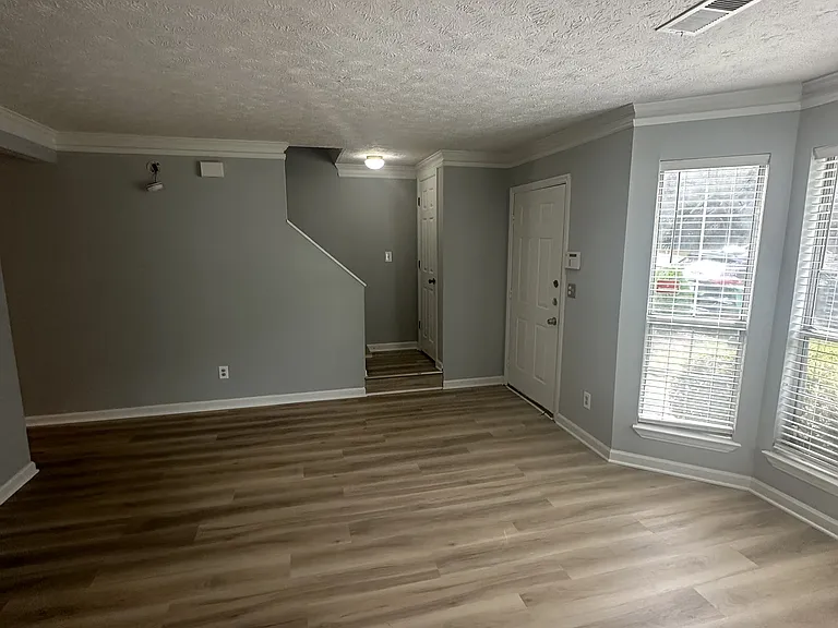 1016 Huntington Trce SE — Photo 2