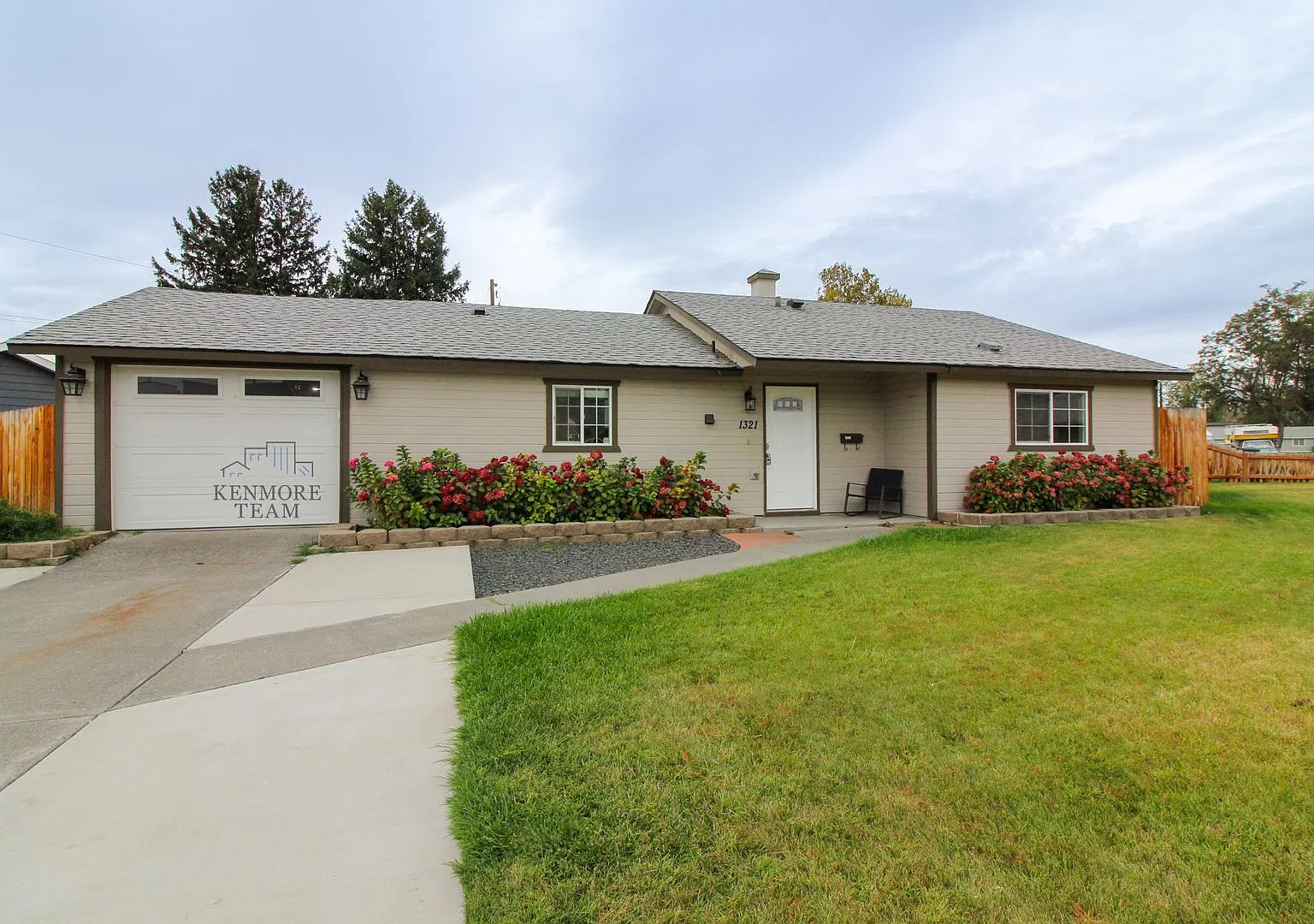 3 Bedroom, 1 Bath Home in Kennewick — Photo 1