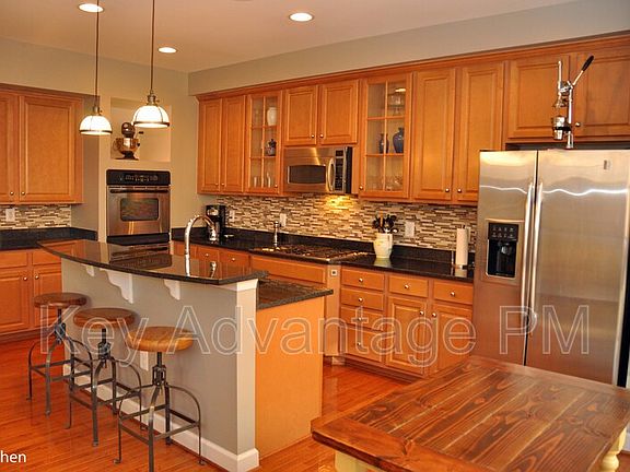 5th image of 761 Vestal St