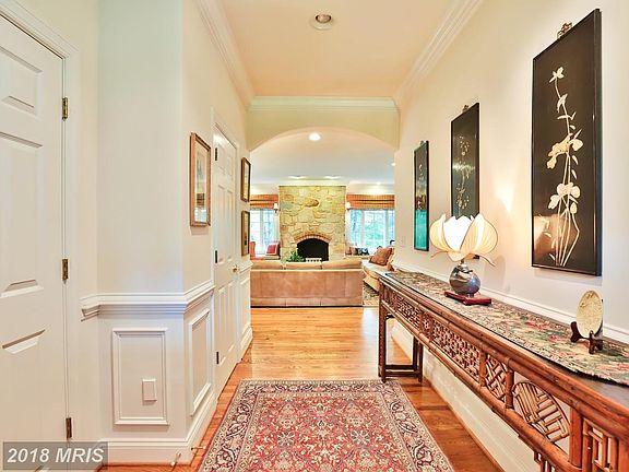 9ft ceilings throughout main level!!