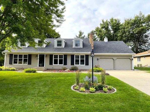 9717 Palmer Rd, Bloomington, MN 55437