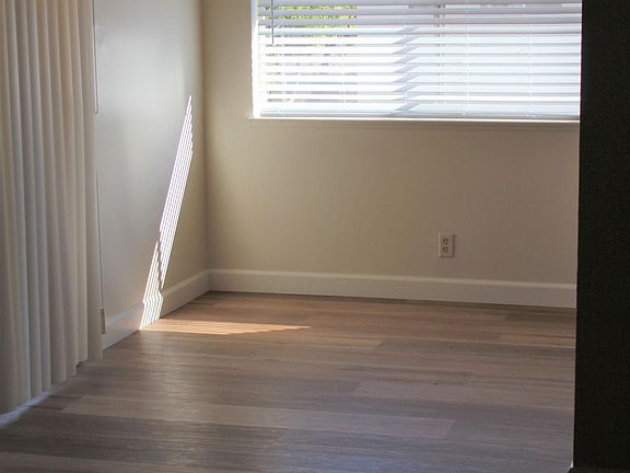 Dining area with ceiling fan