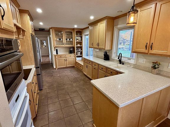 4th image of 1935 Cliffview COURT