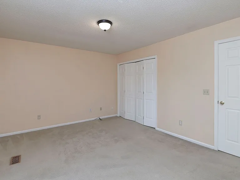 100 Woodspur Rd — Photo 24