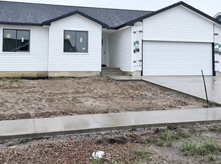 3192 Marigold Cir, Pella, IA 50219
