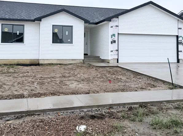 3192 Marigold Cir, Pella, IA 50219