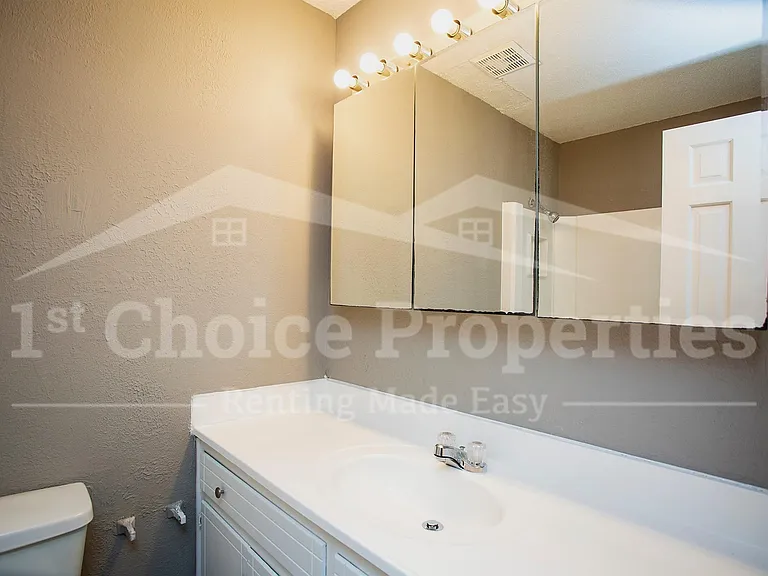 1110 Croyden Cir — Photo 8