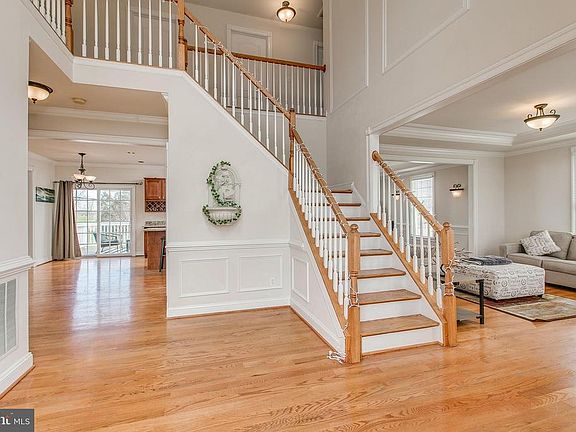2nd image of 1935 Castlegreen Dr