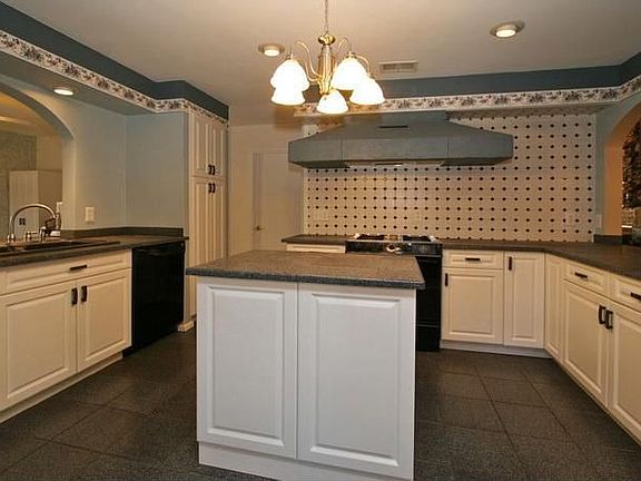 3rd image of 176 Dublin Dr
