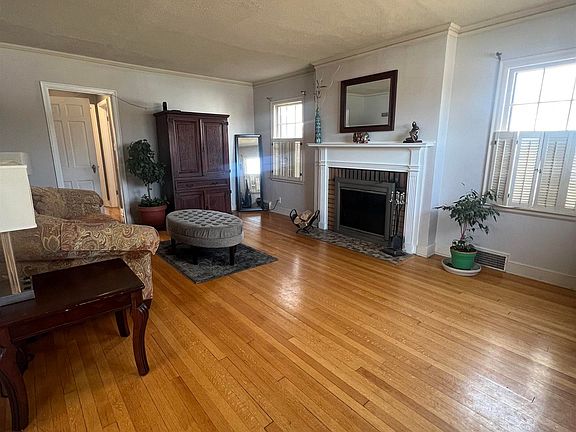 3rd image of 3015 Virginia St