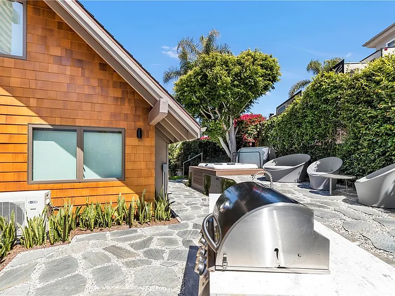 1944 Ocean Way — Photo 30