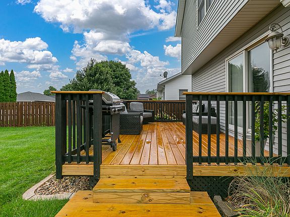 3rd image of 910 25th Avenue Ct