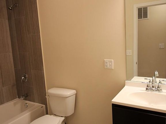 5th image of 6973 N Greenview Ave APT 1S