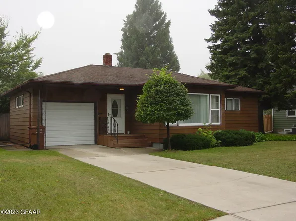 613 12th St NW, East Grand Forks, MN 56721
