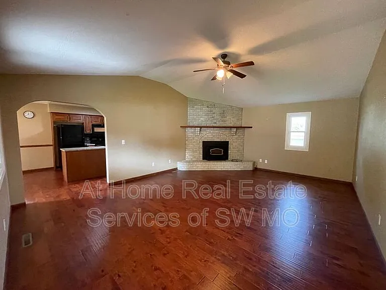 201 W Sally Ln — Photo 2
