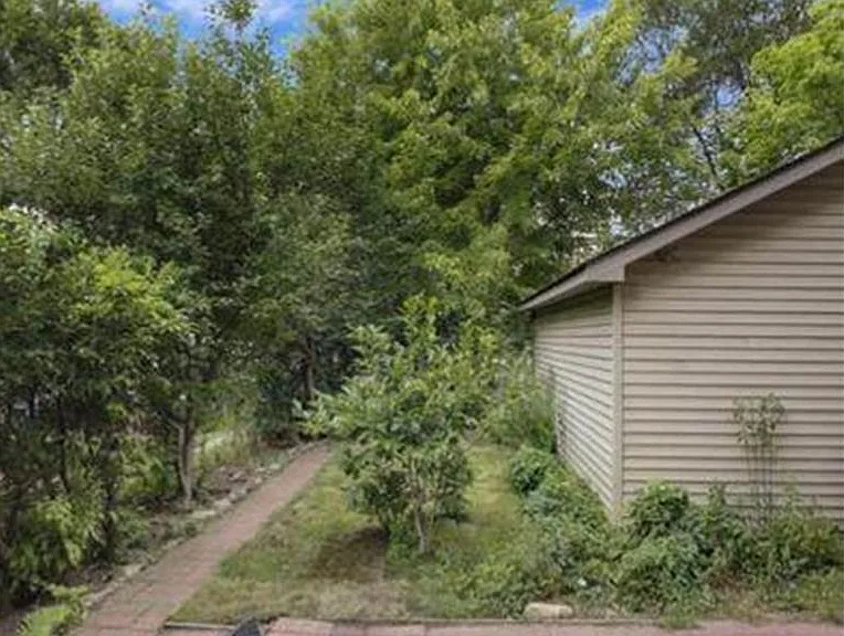 1131 Irving Ave N — Photo 19