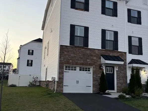1 Chive Ln, Mount Laurel, NJ 08054