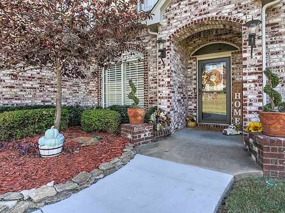 2nd image of 301 Woodview Ln