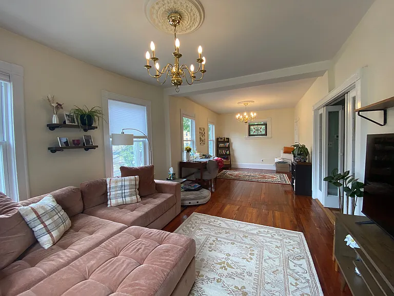 Living room (13' x 28')