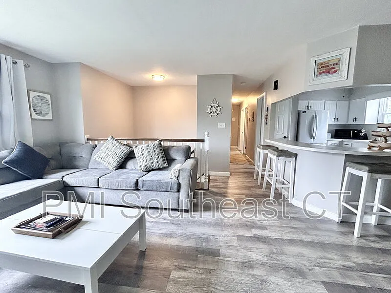 4 bed, 1.5 bath, 1587 sqft, $2,800 — Photo 2