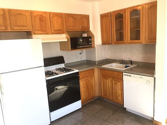 4th image of 2047 42nd St APT 3