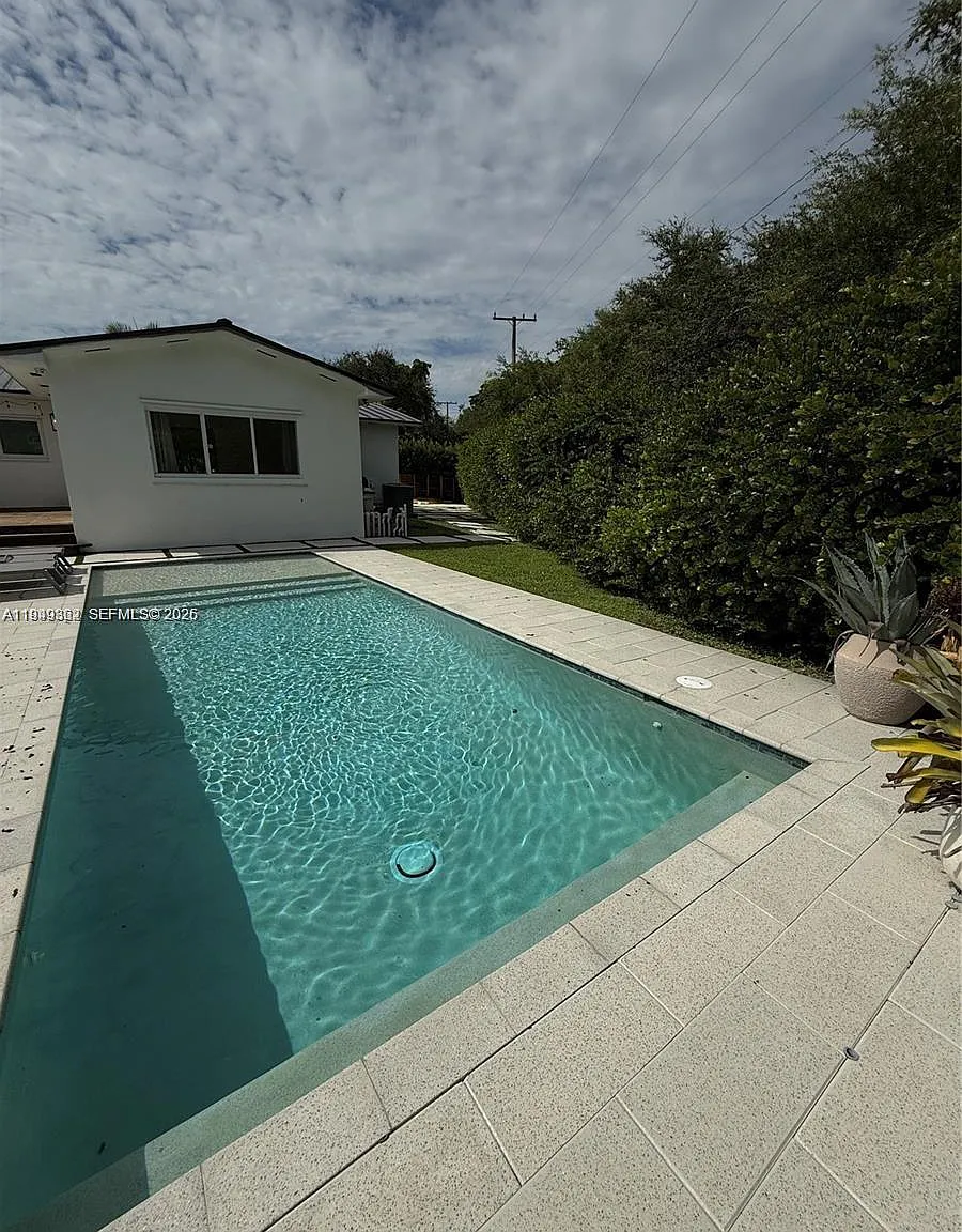 3 bed, 2.0 bath, 1700 sqft, $9,000 — Photo 1