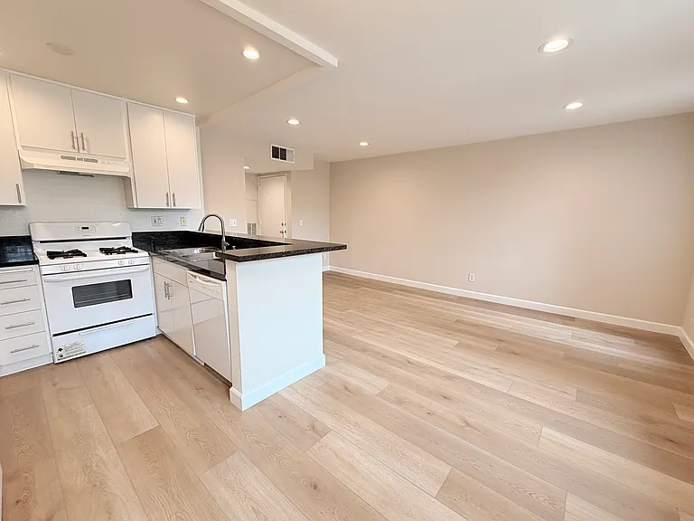 615 W Milford St — Photo 20