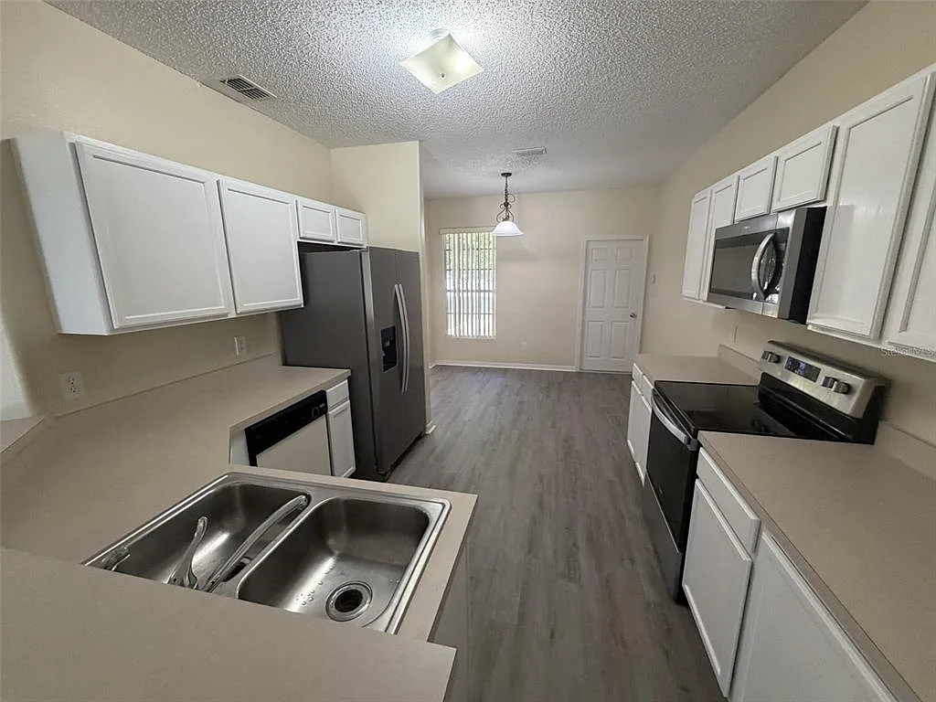 5 bed, 3.0 bath, 1825 sqft, $2,500 — Photo 4
