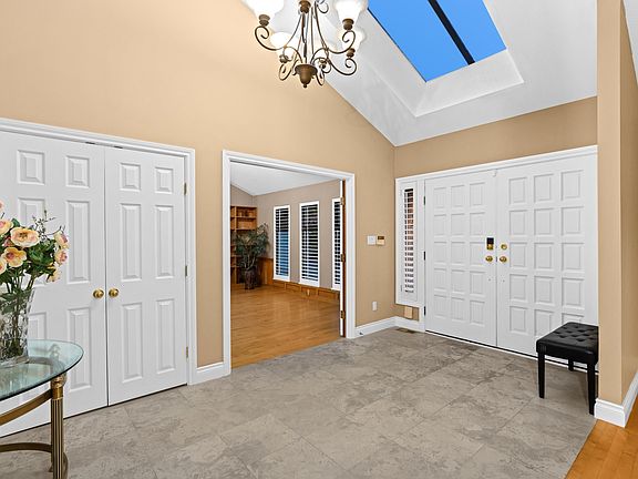 5th image of 1285 Chartwell Cres