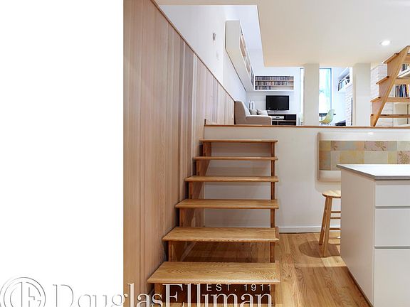 5th image of 133 E 15th St APT 1C
