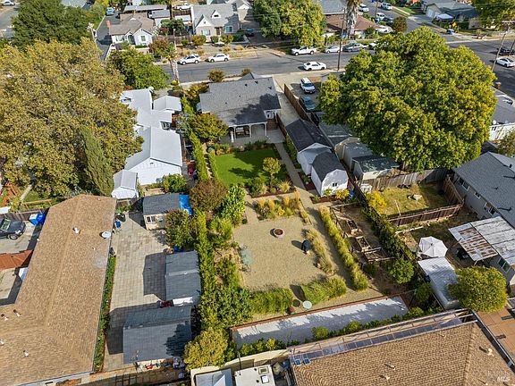 5th image of 2641 Pine Street