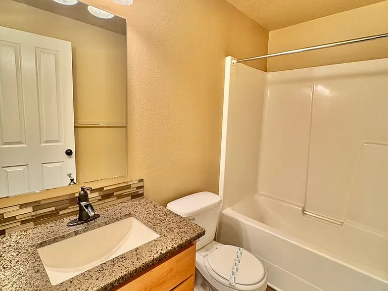 2401 NE 114th Ct — Photo 16