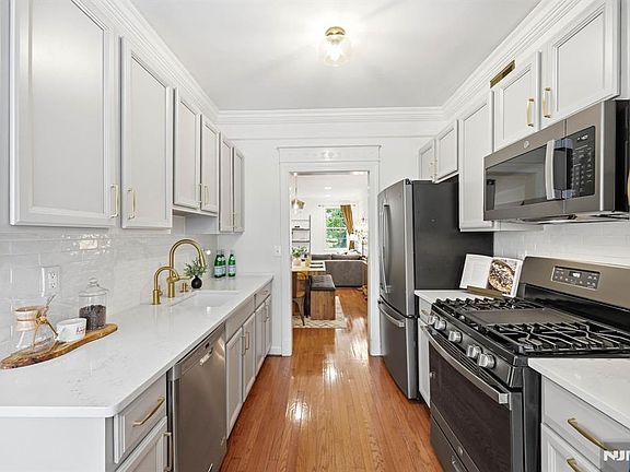 4th image of 204 Swathmore Dr #2005
