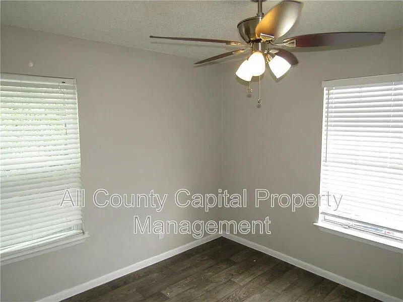 2 bed, 1.5 bath, 880 sqft, $645 — Photo 2