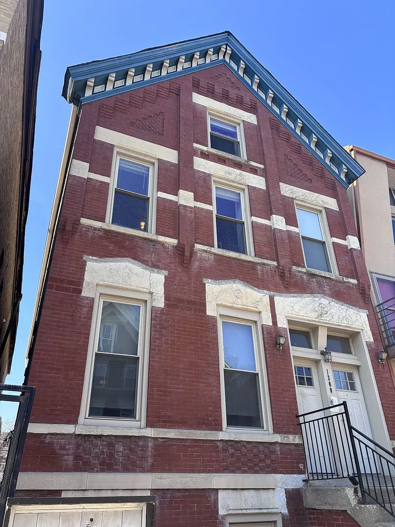 2 bed, 700 sqft, $2,500 — Photo 1