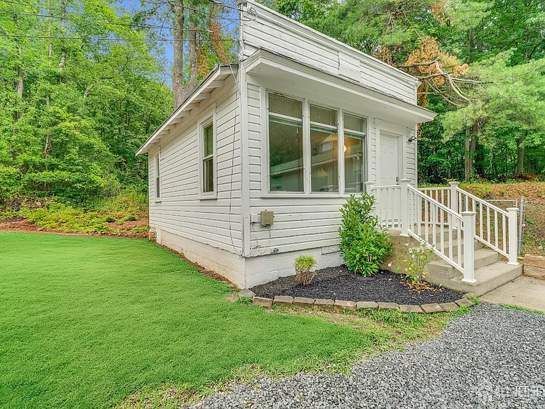 302 Schoolhouse Rd #B — Photo 1