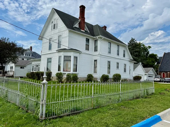 211 W 4th St S, Newton, IA 50208
