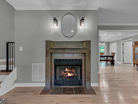 3rd image of 946 Riverdale Rd