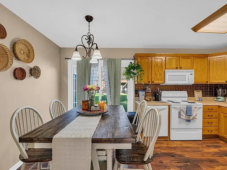 Hardwoods continue into eat-in kitchen. Custom backsplash adds to cozy space.
*Space is not furnished. Pics are for design inspiration only.