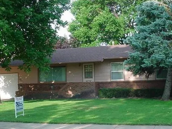 907 Claussen Ave, Grand Island, NE 68801