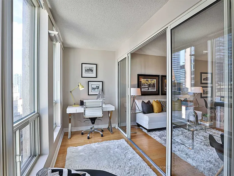 25 Grenville St #1801 — Photo 8