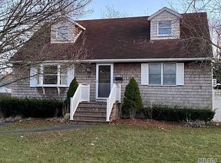 20 Chestnut St, Islip, NY 11751