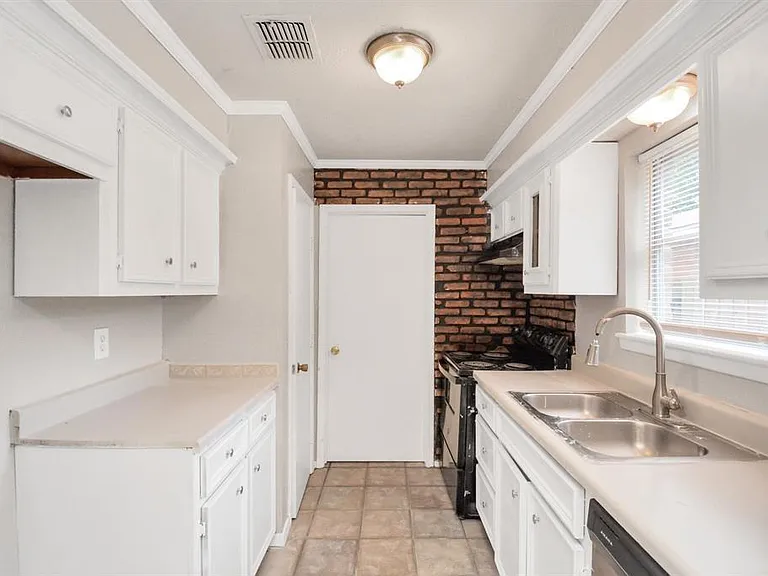 4803 Beechaven St — Photo 19