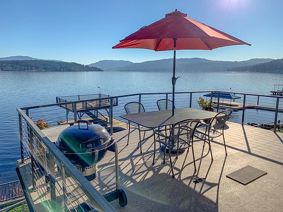 Deck off upper level kitchen/living room