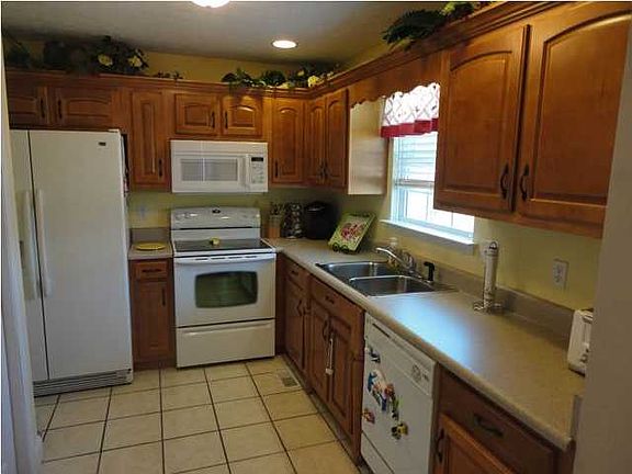 3rd image of 70 Duckett Dr
