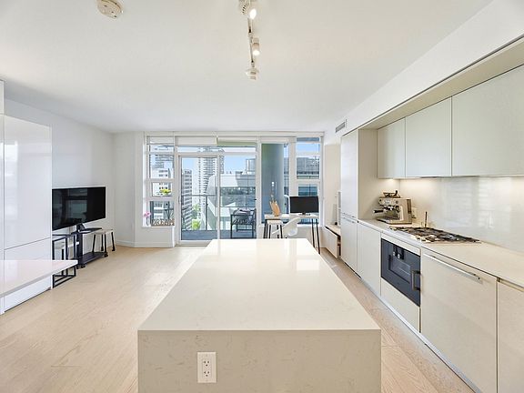 5th image of 1289 Hornby St #2103